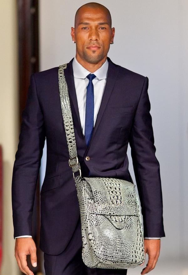 Cựu tuyển thủ Na Uy John Carew phong độ sải bước kết màn cho show của Monsura Boutique tại London Fashion Week.