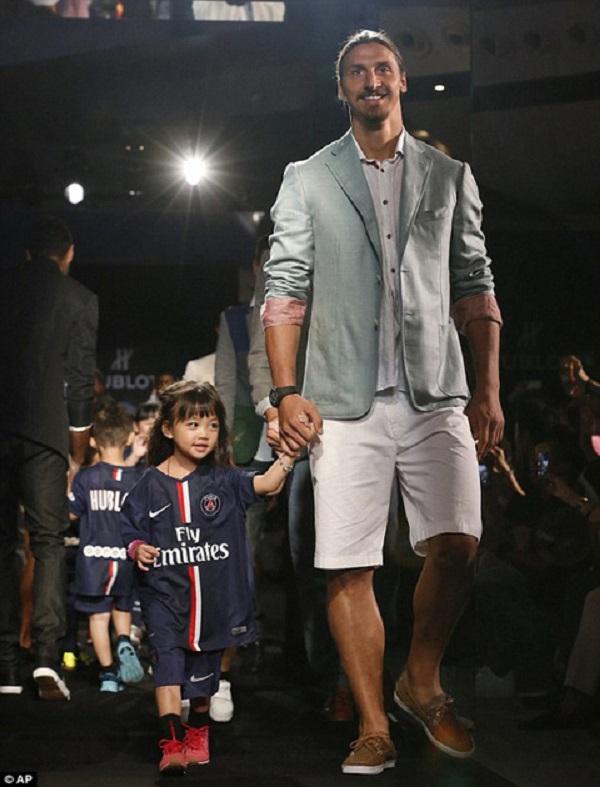 Zlatan Ibrahimovic cũng từng rất nổi bật khi catwalk trên sàn diễn thời trang Paris.