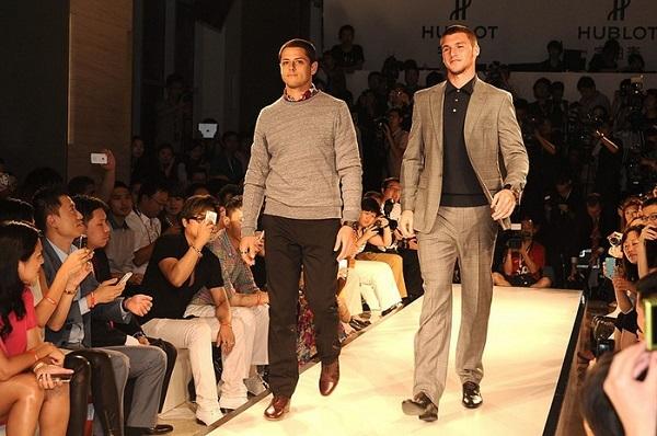 Thủ môn Sam Johnstone của CLB Aston Villa và Javier Hernandez của CLB West Ham United trong buổi trình diễn cho thương hiệu đồng hồ cao cấp tại Thượng Hải năm 2012.