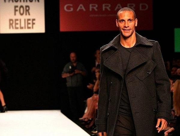 Cựu trung vệ huyền thoại Rio Ferdinand của CLB Manchester United cũng từng thử sức trên sàn diễn thời trang.

Ngoài việc lấn sân sang quyền anh, cựu trung vệ này cũng đang chuẩn bị cho ra mắt một dòng sản phẩm thời trang của riêng mình.