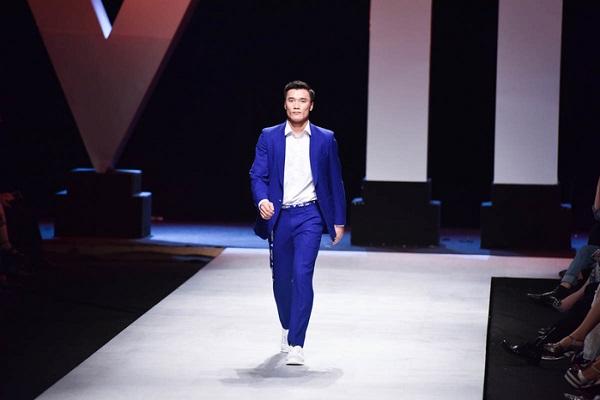 Bùi Tiến Dũng là thủ môn đầu tiên góp mặt trong Tuần lễ Thời trang Quốc tế Việt Nam  2018. Anh được chọn làm vedette khiến bao mỹ nhân rung động.