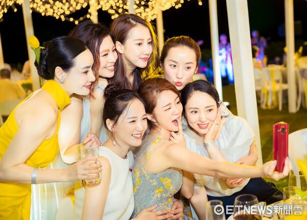 Điểm mặt 'hội chị em bạn dì' showbiz Hoa ngữ: Chỉ là chơi thôi nhưng cũng phải dựa trên đẳng cấp!