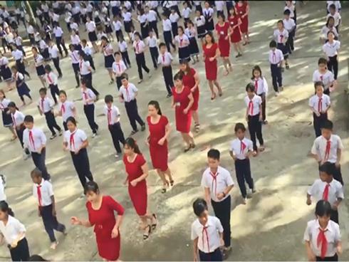 Dàn giáo viên mắc váy đỏ nhảy Cha Cha Cha cùng học sinh giữa sân trường gây bão mạng