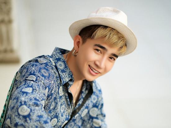 Chi Dân trở lại với ca khúc 'thả thính' mới, úp mở chuyện tình với một người trong showbiz