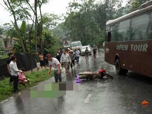 Va vào 'xe đi đền Hùng', 5 người nằm la liệt