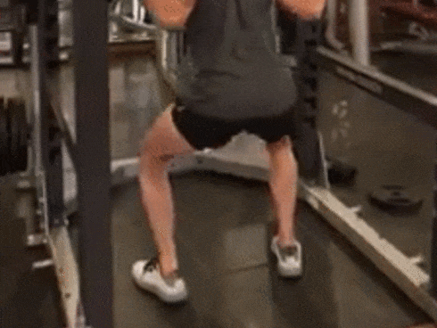 Hot girl - hot boy Việt: Trung Dũng Sĩ lộ đôi chân gầy trơ xương, tỉ lệ nghịch với body 6 múi