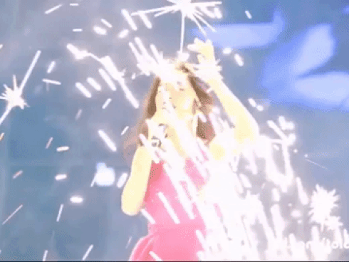 Mải mê trình diễn, Hòa Minzy bị pháo hoa bắn vào mặt