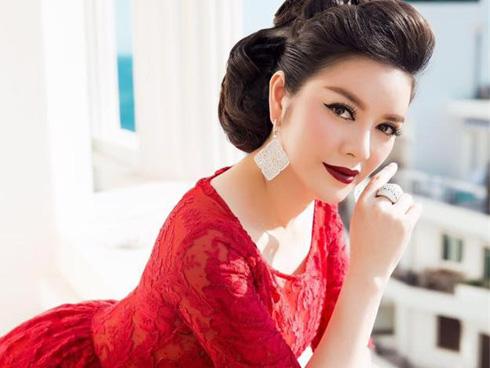 Xuất hiện xinh đẹp giữa tin đồn bị bắt lần 2, Lý Nhã Kỳ thẳng thắn hỏi: 'Tôi phạm tội gì sao không nói được?'