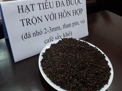 Tận mắt thấy hỗn hợp hạt tiêu trộn đá và vỏ cà phê ngâm pin