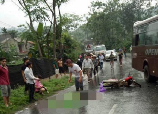 Trưa ngày 25/4 tại xã Địch Quả, huyện Thanh Sơn, Phú Thọ xảy ra vụ tai nạn giao thông nghiêm trọng giữa một xe ô tô với 2 xe máy khiến 5 người bị thương, trong đó có 2 người bị thương rất nặng. Các nạn nhân sau đó được đưa đi cấp cứu. Nguyên nhân vụ tai nạn đang được làm rõ.