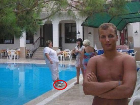 Gặp tai nạn 'dở khóc dở cười' nơi bể bơi