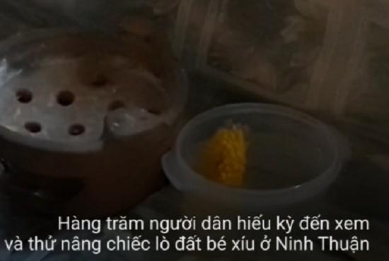 Hết cúng mẹ con rắn trên mộ vô danh, người dân lại tụ tập xem và thắp nhang lò đất dính chặt trên nền nhà trong 1 hộ dân ở Ninh Thuận. Theo chủ nhân của chiếc lò, mới vài ngày nay (từ 22/4) tự dưng lò đất bị dính chặt xuống đất không thể nhấc lên được. Một cán bộ địa phương cho biết đã vận động người dân tháo bỏ bàn thờ, không loan truyền thông tin mê tín, đồng thời cử người xuống nâng lò lên khỏi nền nhà.