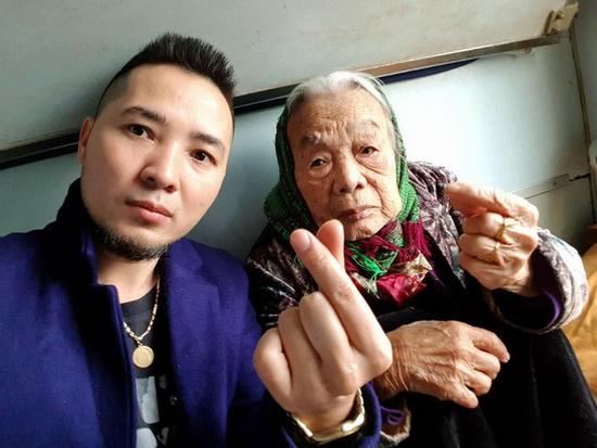 Bà ngoại 90 tuổi không ngại tạo dáng xì-tin bên cháu trai