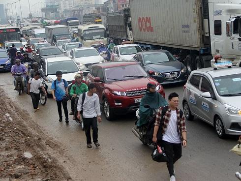 Ngày đầu nghỉ lễ, xe máy chen nhau hít khói ô tô rời Hà Nội