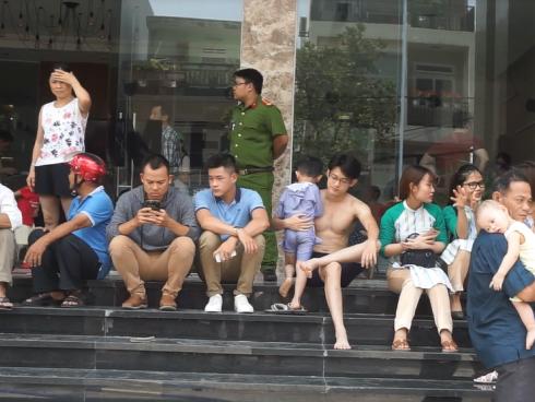 Cháy chung cư 16 tầng, hàng trăm người tháo chạy