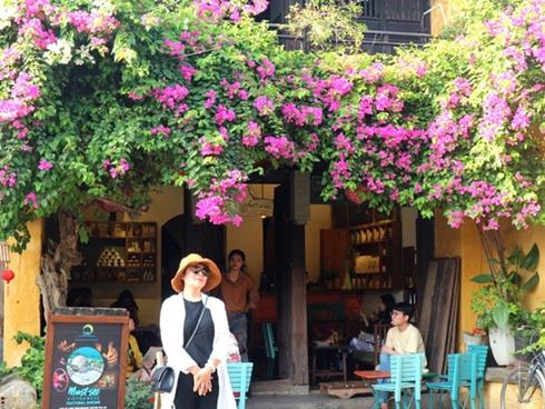 Du khách rộn ràng check-in với giàn hoa giấy đẹp lịm tim ở Hội An-10