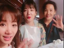 Tin sao Việt: Hari Won đưa mẹ và em gái đi ăn uống vui chơi ngày nghỉ lễ