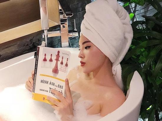 Nhìn bức hình mới nhất của Kỳ Duyên lại cứ ngỡ là Angela Phương Trinh, hai cô gái ấy ngày càng giống nhau quá rồi!