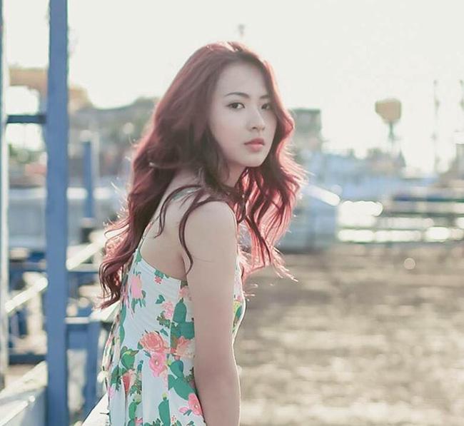 “Sau khi đóng phim Tình khúc Bạch Dương, tên tuổi của tôi được chú ý hơn thì tần suất lời mời cũng tăng dần lên. Đây là xu hướng khá quen thuộc mà các diễn viên trẻ thường gặp phải, xung quanh tôi có rất nhiều người đã chấp nhận đánh đổi để có tiền ăn chơi, phát triển sự nghiệp”, Minh Trang chia sẻ. Khi đóng phim, cô nhận ra rằng sự đánh đổi không chỉ có thể xác, mà còn là thời gian, cuộc sống riêng tư và cả tuổi trẻ của người con gái. Minh Trang cảm thấy may mắn vì đã không sa chân vào những cám dỗ khi mới vào nghề.