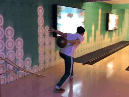 Lan truyền clip Trấn Thành 'lên mặt' dạy em gái Hari Won chơi bowling, không ngờ phải chịu cái kết đắng ngắt