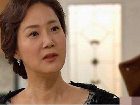 Biết con trai ngoại tình, mẹ chồng chỉ nói 1 câu khiến con dâu cả đời cũng không quên được