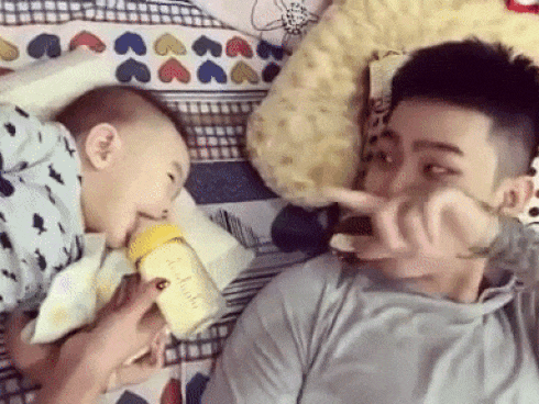 Ông bố trẻ sáng tạo nhất năm: bật nhạc rap dỗ dành con ăn sữa