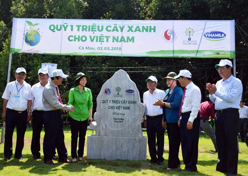 Vinamilk trồng cây, trao sữa tại Cà Mau-4