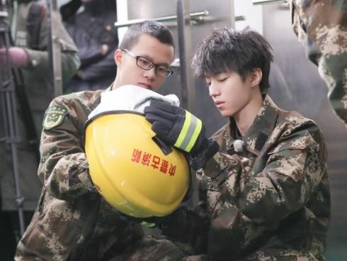 Hậu bế mạc ASIAD 2018: Fan của Super Junior bị xỉu - Dịch Dương Thiên Tỉ (TFBOYS) mệt mỏi, vội về nước nhập học-7