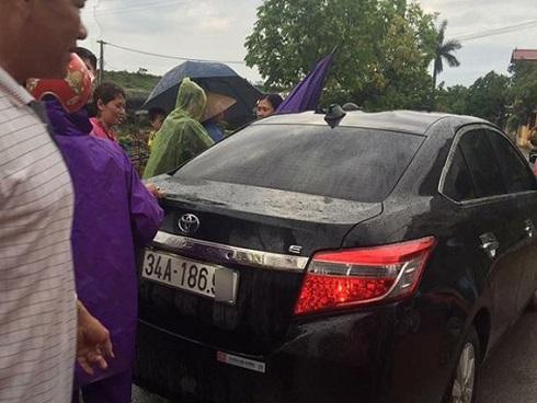 Người đàn ông lạ mặt đi xế hộp bị dân vây bắt vì nghi bắt cóc trẻ giữa ban ngày