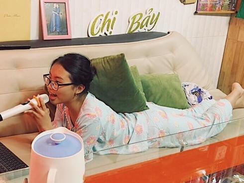 Tin sao Việt: 'Chị Bảy' Phương Mỹ Chi cất tiếng hát bất chấp mọi địa hình