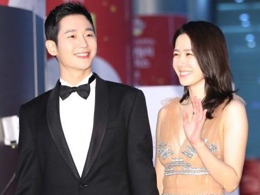 Son Ye Jin cùng Jung Hae In chiếm hết spotlight giữa dàn sao khủng tại thảm đỏ Baeksang 2018