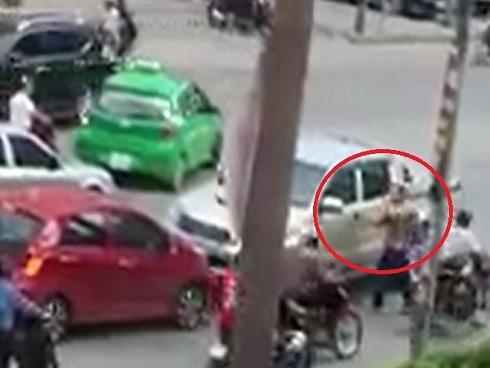 Nghệ An: Cãi nhau với vợ, chồng lùi xe ngược chiều hòng chặn đầu xe vợ cán chết một người đi xe đạp. Vụ tai nạn xảy ra vào ngày 30/4 trên đường Quang Trung. Ngày 3/5, Công an TP Vinh cho hay đã tạm giữ tài xế và vợ để phục vụ công tác điều tra.