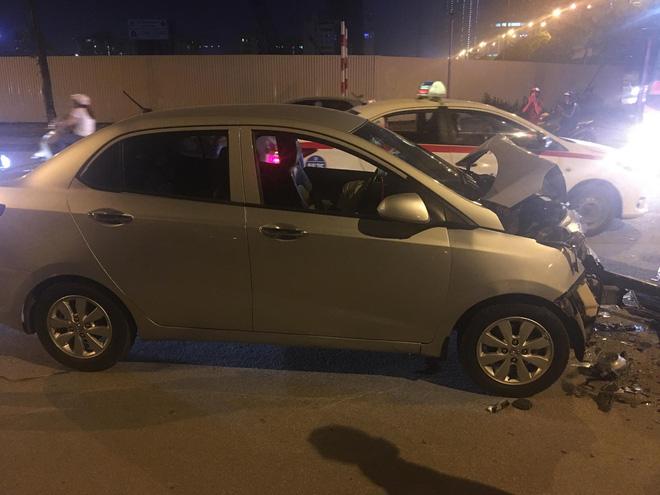 Tối ngày 3/5 trên đường Đỗ Đức Dục, Hà Nội xảy ra vụ tai nạn nghiêm trọng khiến 2 người phải nhập viện. Theo thông tin ban đầu, chiếc xe Huyndai i10 đâm vào một xe máy chạy cùng chiều khiến 2 người ngồi trên xe máy ngã xuống đường và được đưa đi cấp cứu. Tuy nhiên, tài xế không dừng lại mà nhấn ga chạy khỏi hiện trường rồi va vào đuôi xe tải đang dừng đèn đỏ khiến đầu xe bị biến dạng. Lực lượng chức năng đã có mặt ngay sau đó để điều tra.