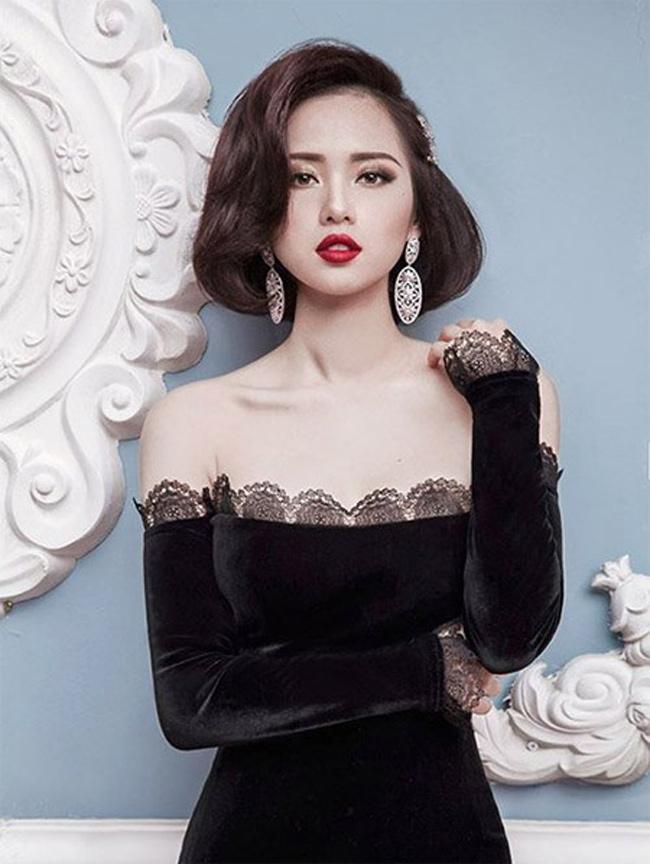 Tâm Tít tên thật Phạm Thanh Tâm (sinh năm 1989), là một trong những hot girl đời đầu của Hà thành. Trước khi vào Nam lập nghiệp, Tâm Tít được biết đến là một trong những người mẫu ảnh hot nhất Hà Nội. Cuối năm 2014, Tâm Tít khiến nhiều người bất ngờ khi quyết định lấy chồng và rời xa con đường nghệ thuật.