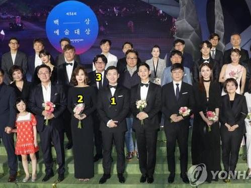 Mỹ nam mới nổi Jung Hae In bị chỉ trích vì 'bon chen' đứng giữa, tranh chỗ các tiền bối