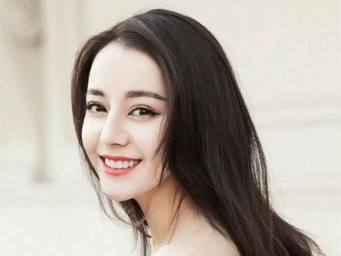 Sốc: Địch Lệ Nhiệt Ba bị tung tin 'qua đêm' với người khác để tiến thân