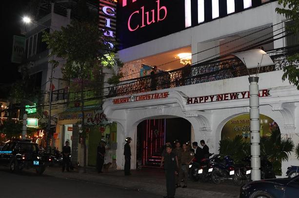 Rạng sáng 1/5, Công an TP Cần Thơ đột kích bar No.1 ở quận Ninh Kiều, thu giữ viên nén nghi thuốc lắc và bắt giữ 5 đối tượng nam thanh nữ tú dương tính với ma túy. Theo cơ quan chức năng, quán bar này thời gian qua liên tục bị kiểm tra, phát hiện có khách đến chơi dương tính với ma túy, thu giữ hàng chục bình hút shisa, thuốc lắc và ma túy tổng hợp.