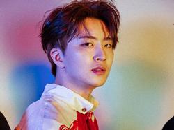 Đang diễn concert ngon lành, YoungJae (GOT7) bị fan ‘phi’ thẳng vật cứng vào mặt