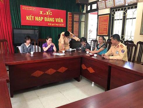 Giận bố mẹ, 2 bé gái rủ nhau trốn nhà đi 'bụi'