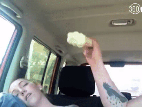 'Thốn tận rốn' với những pha troll của lũ bạn thân