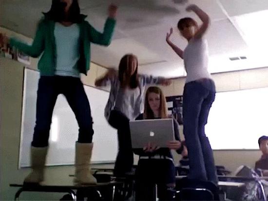 Những pha 'tê tái' của các chị em gái nghịch ngợm