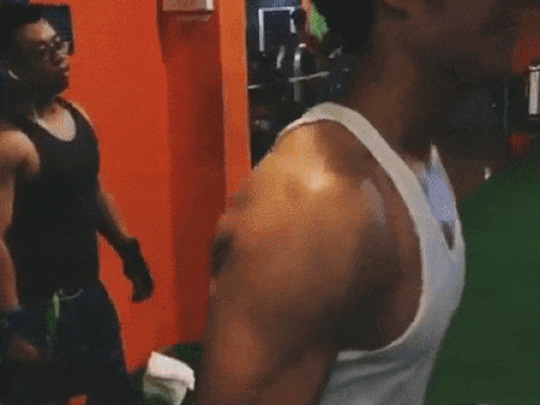 Hot girl - hot boy Việt: Bạn trai Yến Taoo 'đốt mắt' người nhìn khoe cơ bắp cuồn cuộn khi gân mình nâng tạ