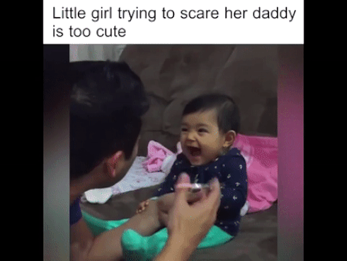 Không nhịn nổi cười trước phản ứng của cô con gái nhỏ khi được bố cắt móng tay