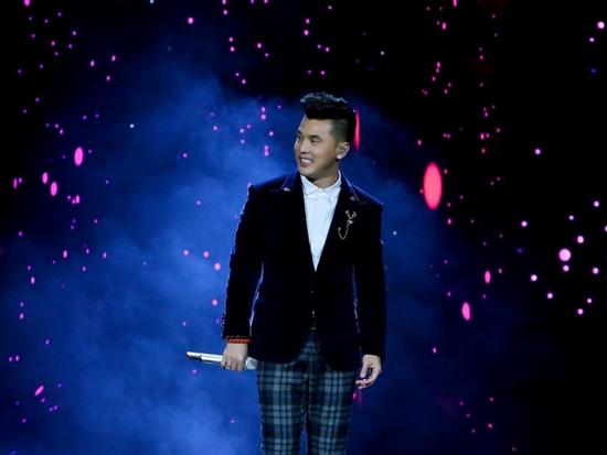 Dân mạng xuýt xoa khi nghe Ưng Hoàng Phúc hát live 'Ngắm hoa lệ rơi'