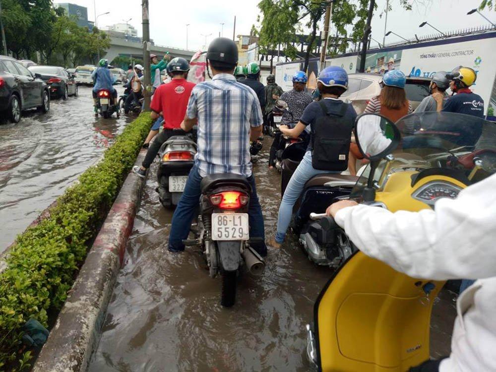 Đường ngập khiến việc đi lại của người dân gặp khó khăn. Trong ảnh, ùn xe đã xảy ra trên đường Nguyễn Hữu Cảnh hướng quận 1 đi Bình Thạnh.