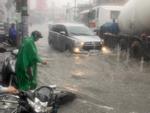 Đường Sài Gòn ngập sâu trong mưa lớn, nhiều người ngã nhào