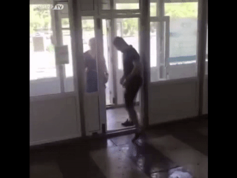 Thanh niên khiến dân tình chạy mất dép vì quá lầy lội