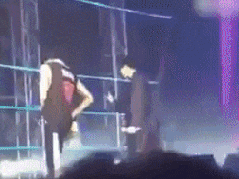 Những Idol ‘sung sướng cực độ’ khi fan tặng quần lót, nội y lúc đang trình diễn-7