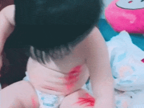 'Thánh phá hoại' nhưng cực đáng yêu: xé bỉm, dùng son đỏ của mẹ bôi lem nhem khắp mặt