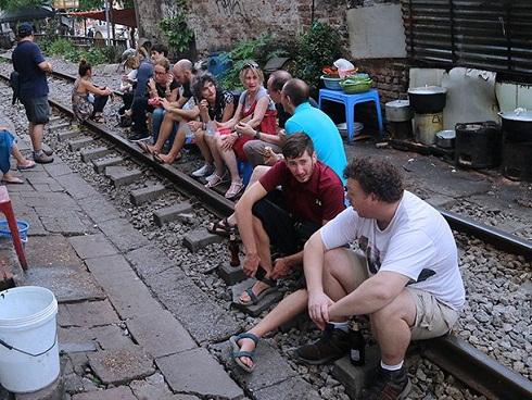 Khách Tây 'liều mạng' ở đường sắt sát nhà dân